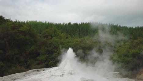 Geologische-Aktivität,-Vulkanlandschaft,-Geysir,-Der-Dampf-Bläst