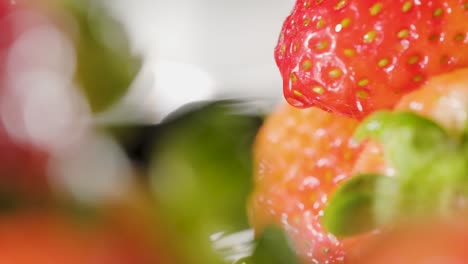 Gotas-De-Agua-Cayendo-Sobre-Fresa,-Concepto-De-Fruta-Orgánica,-Tiro-De-Primer-Plano-Extremo