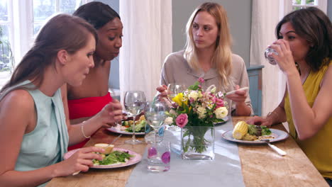 Amigas-Alrededor-De-La-Mesa-En-La-Cena-Filmada-En-R3d