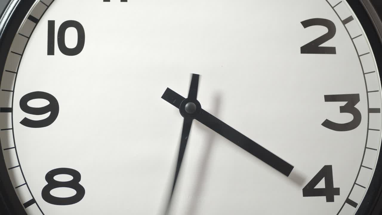 reloj blanco cerca en el lapso de tiempo en la pared gris oscuro