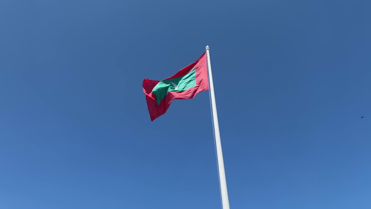 Grande bandiera delle Maldive che sventola al vento a Malé, la capitale