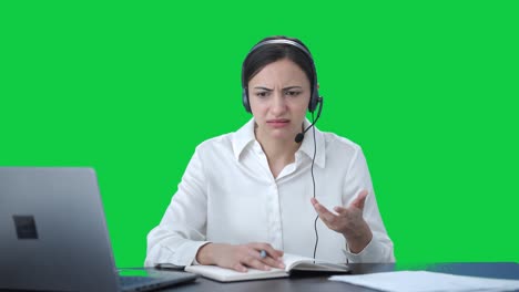 chica confundida del centro de llamadas india hablando con el cliente pantalla verde