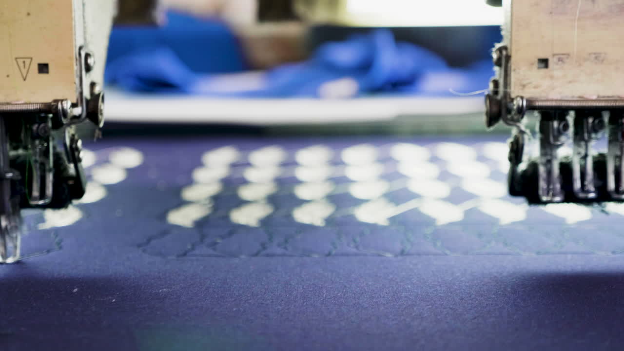 디지털 디자인에 따라 배지를 만드는 바느질 기계