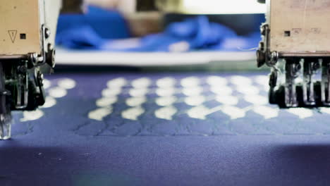 máquina de coser haciendo insignia después de un diseño digital