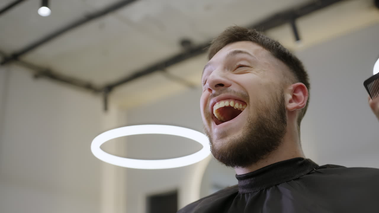 hombre riendo durante el corte de pelo