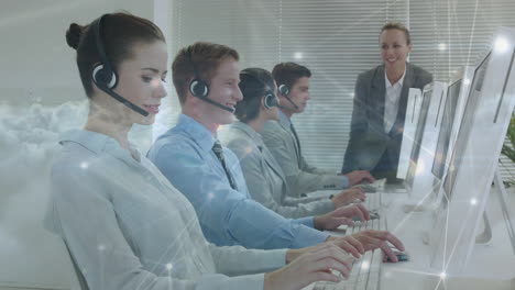 animación de conexiones a través de personas de negocios que usan auriculares telefónicos