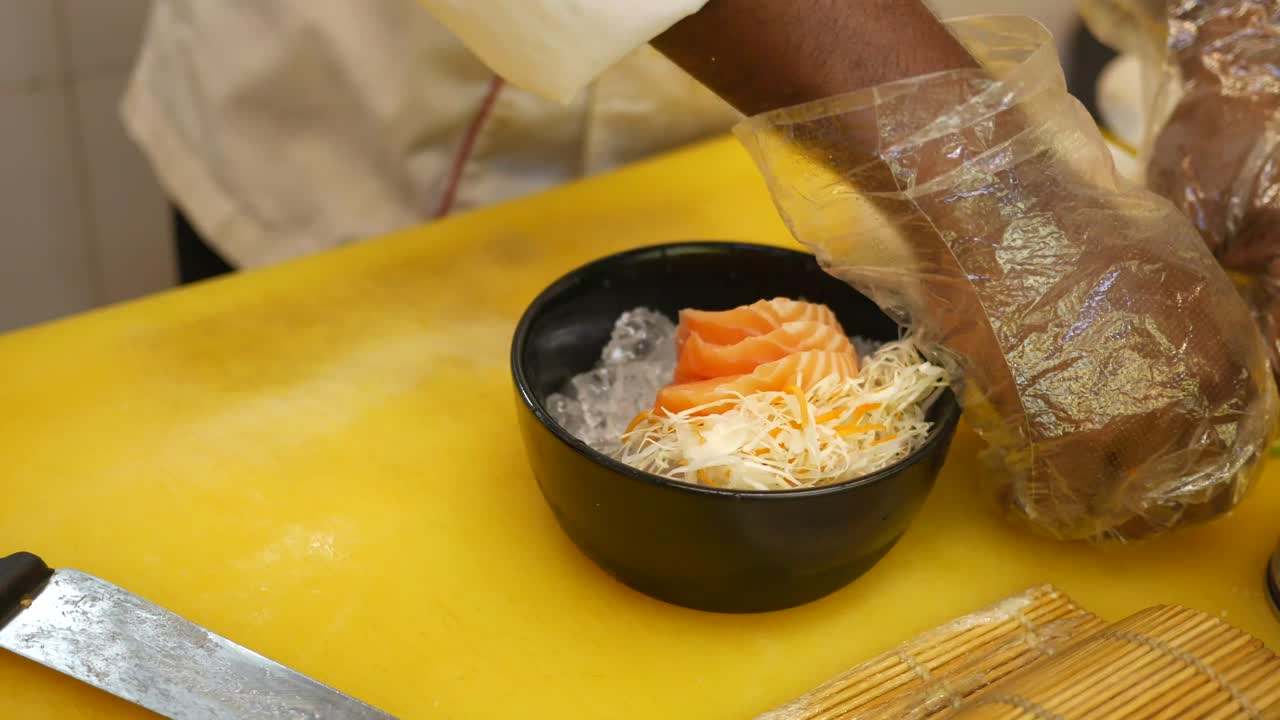 el chef está preparando sashimi de salmón.
