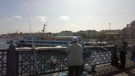 la pesca en el puente de estambul