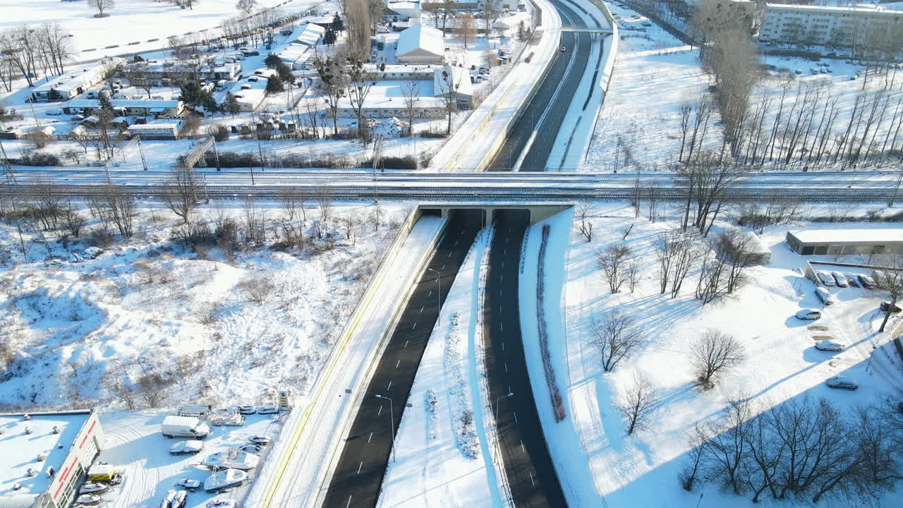 그단스크 도시 경관과 도로 교차로의 공중 전망은 겨울에 눈 낮 화창한 날로 덮여 있습니다.