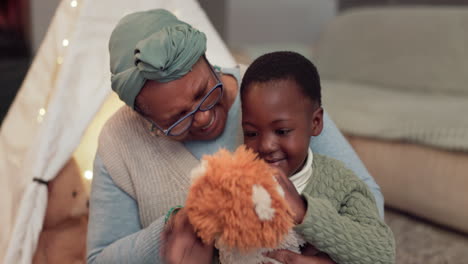 hablando y una abuela con un niño