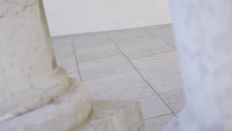 disparado a través de dos columnas de dama elegante con ropa de invierno caminando pacíficamente