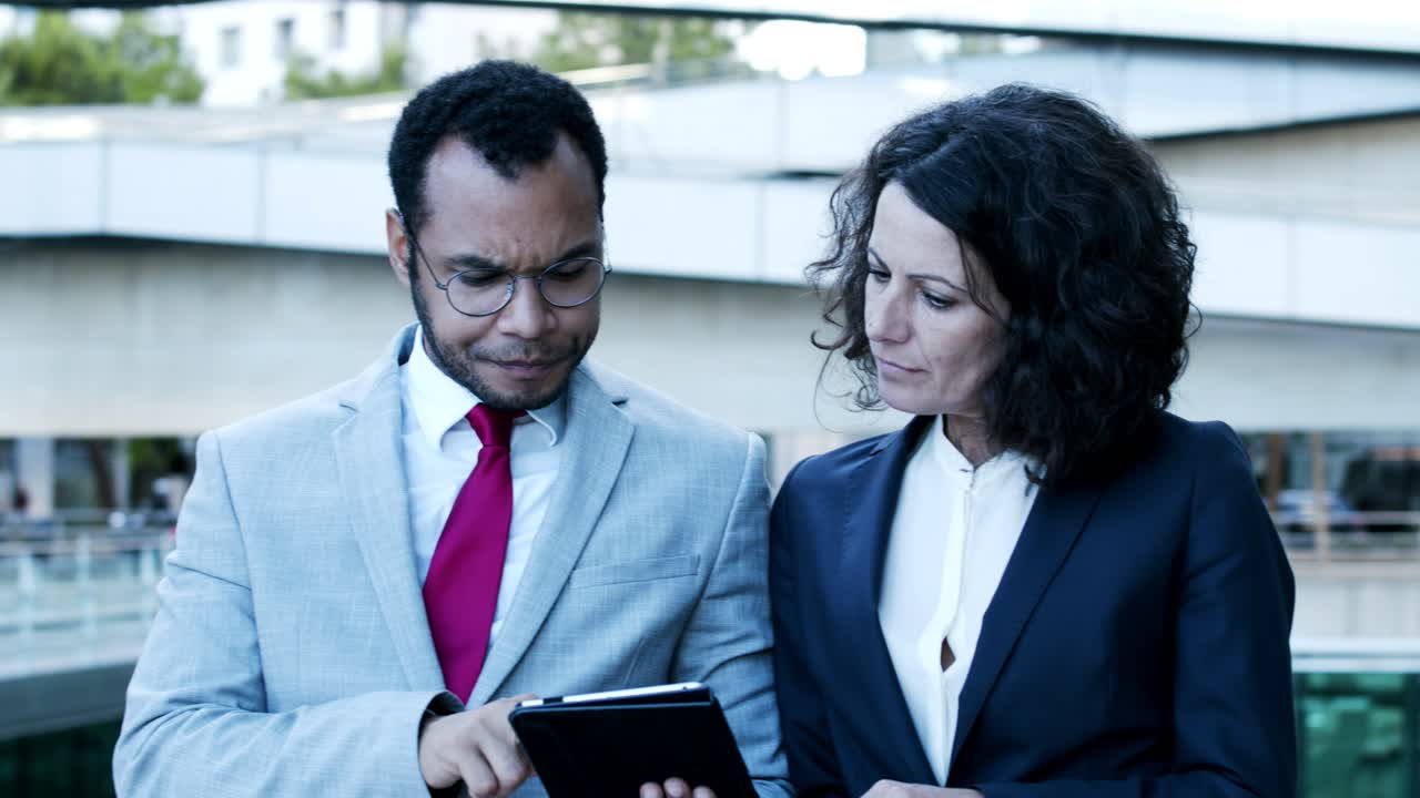 personas de negocios enfocadas con tabletas