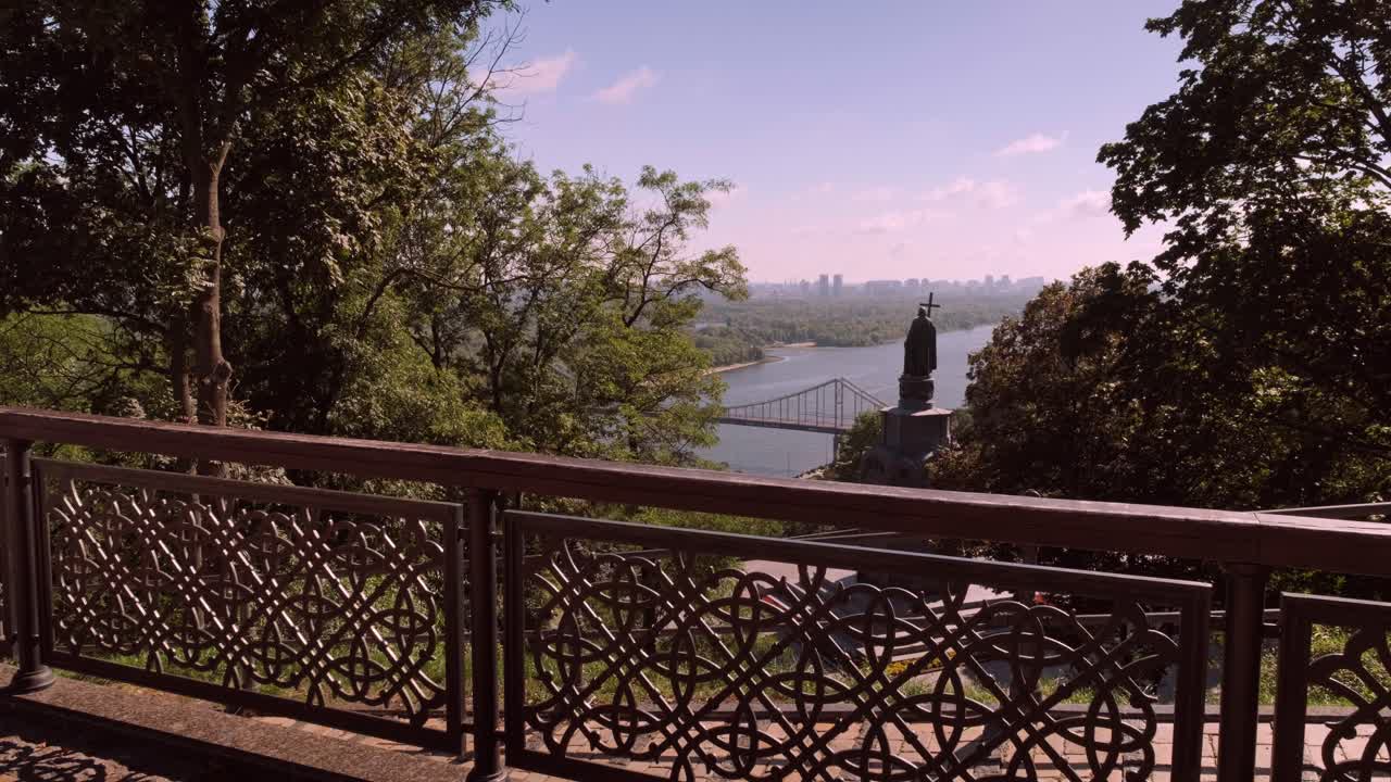 estatua de volodymyr el gran monumento que domina las regiones orientales de kiev