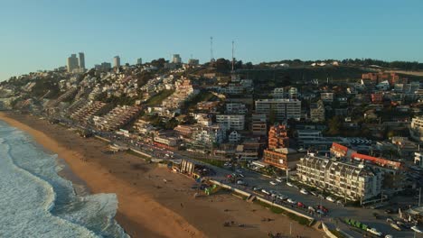 vista aérea volando hacia reñaca chile resort escénico paisaje urbano playa dorada frente al mar costa