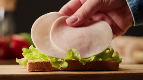 haciendo un sándwich