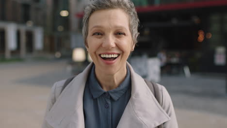 Retrato-De-Una-Mujer-De-Negocios-Profesional-Madura-Riendo-Alegre-Usando-Un-Abrigo-Elegante-En-La-Ciudad-Disfrutando-De-Los-Desplazamientos-Nocturnos-Urbanos