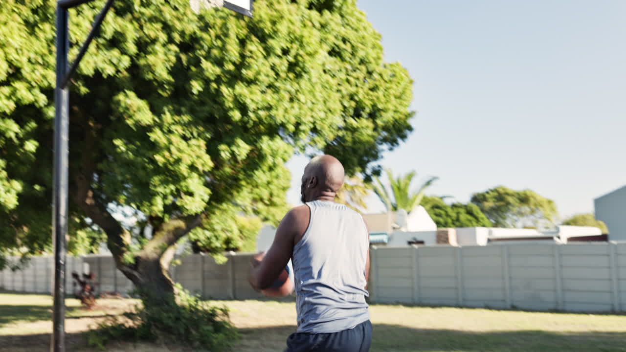 juego de baloncesto en la cancha al aire libre