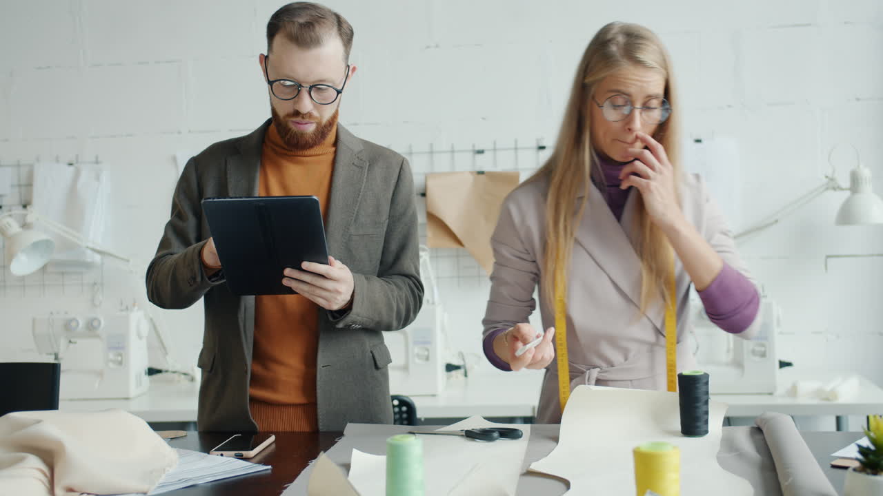 Modedesignere arbejder på et nyt design