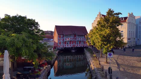 Im-Hintergrund-Der-Historische-Hafen-Der