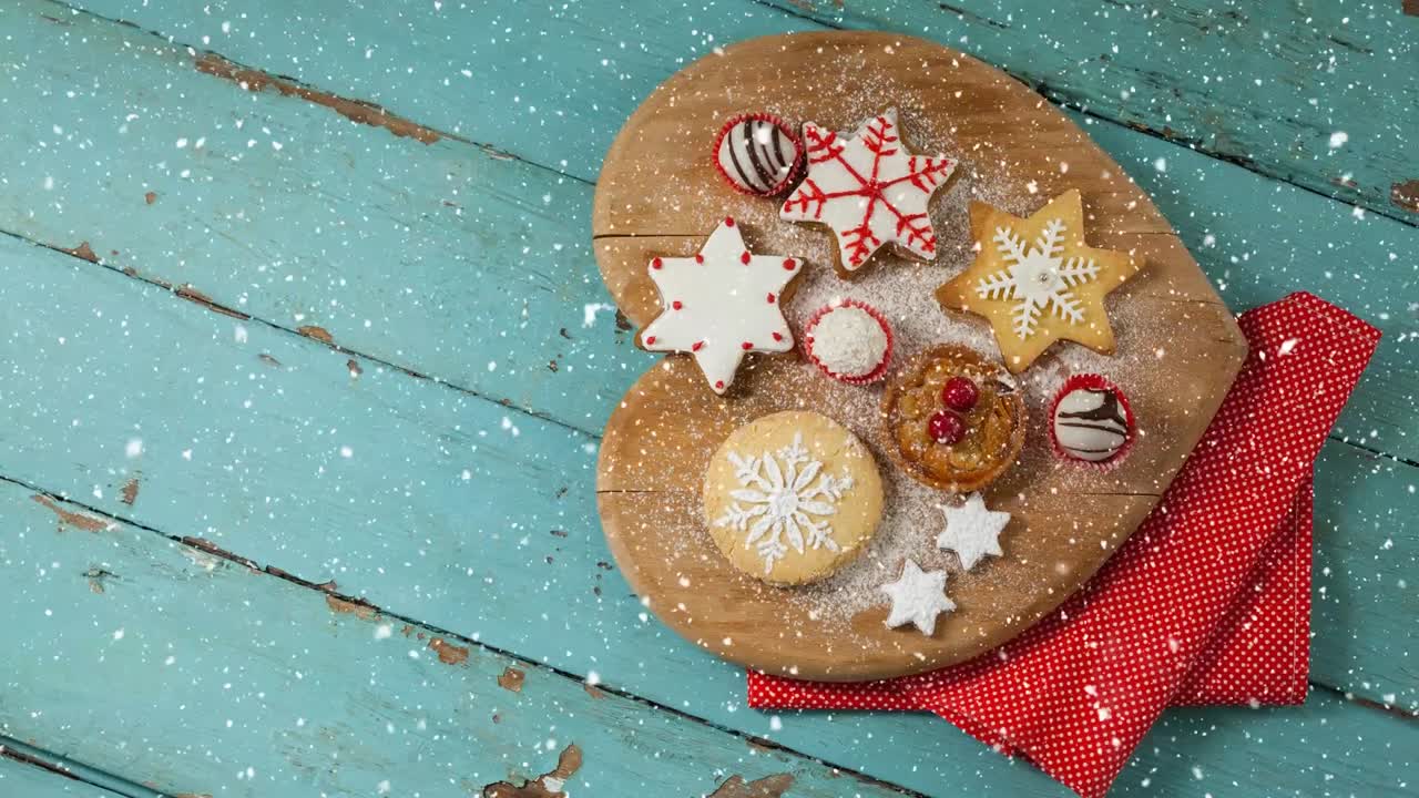 Fallender Schnee mit Weihnachtsplätzchen