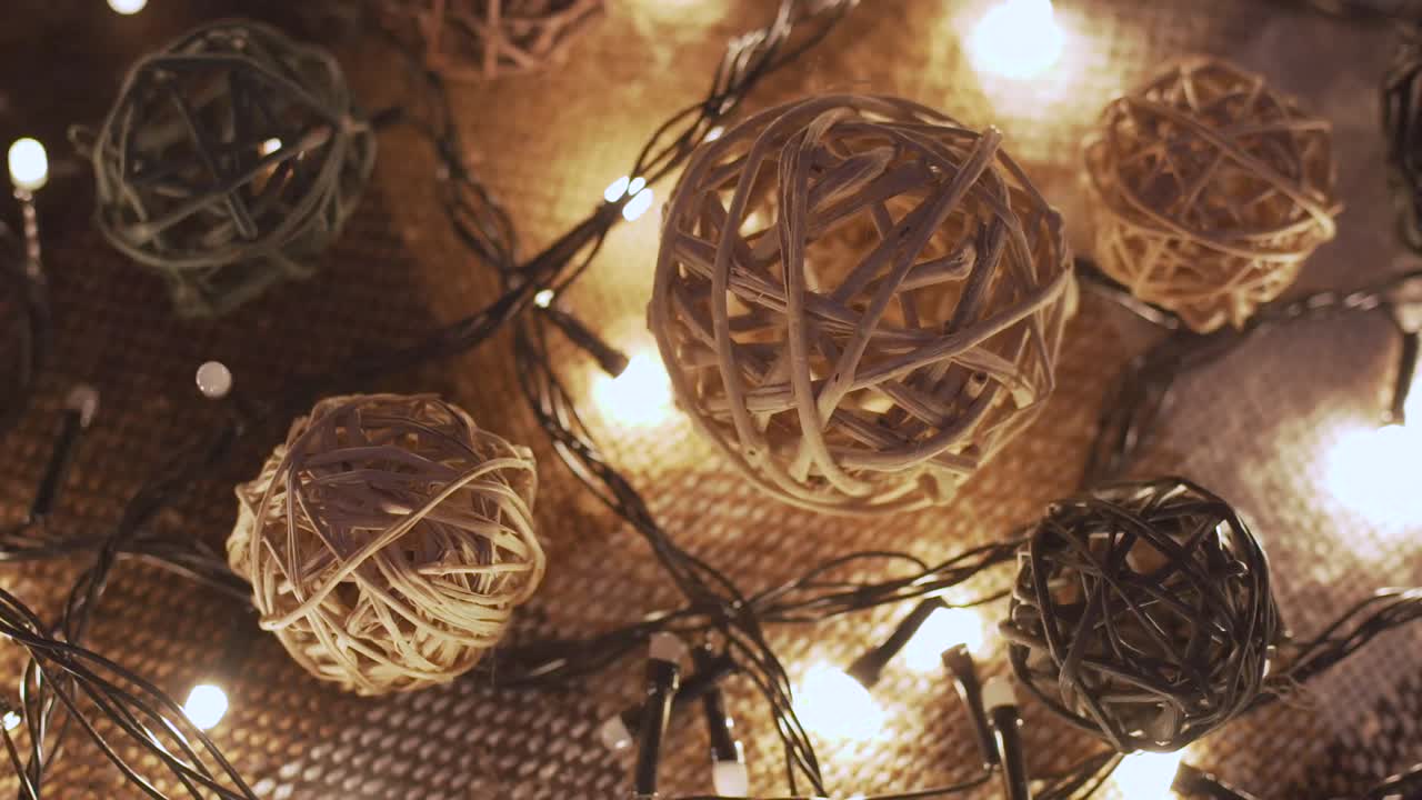 guirnalda de navidad de primer plano y bolas hechas a mano en un playd con luces doradas. concepto de navidad. decoración del hogar