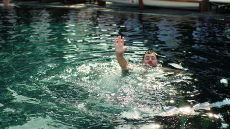 hombre ahogándose en la piscina