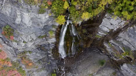 Toma-Aérea-épica-Que-Revela-Las-Cascadas-De-Velo-De-Novia-En-El-Cañón-De-Utah-Provo