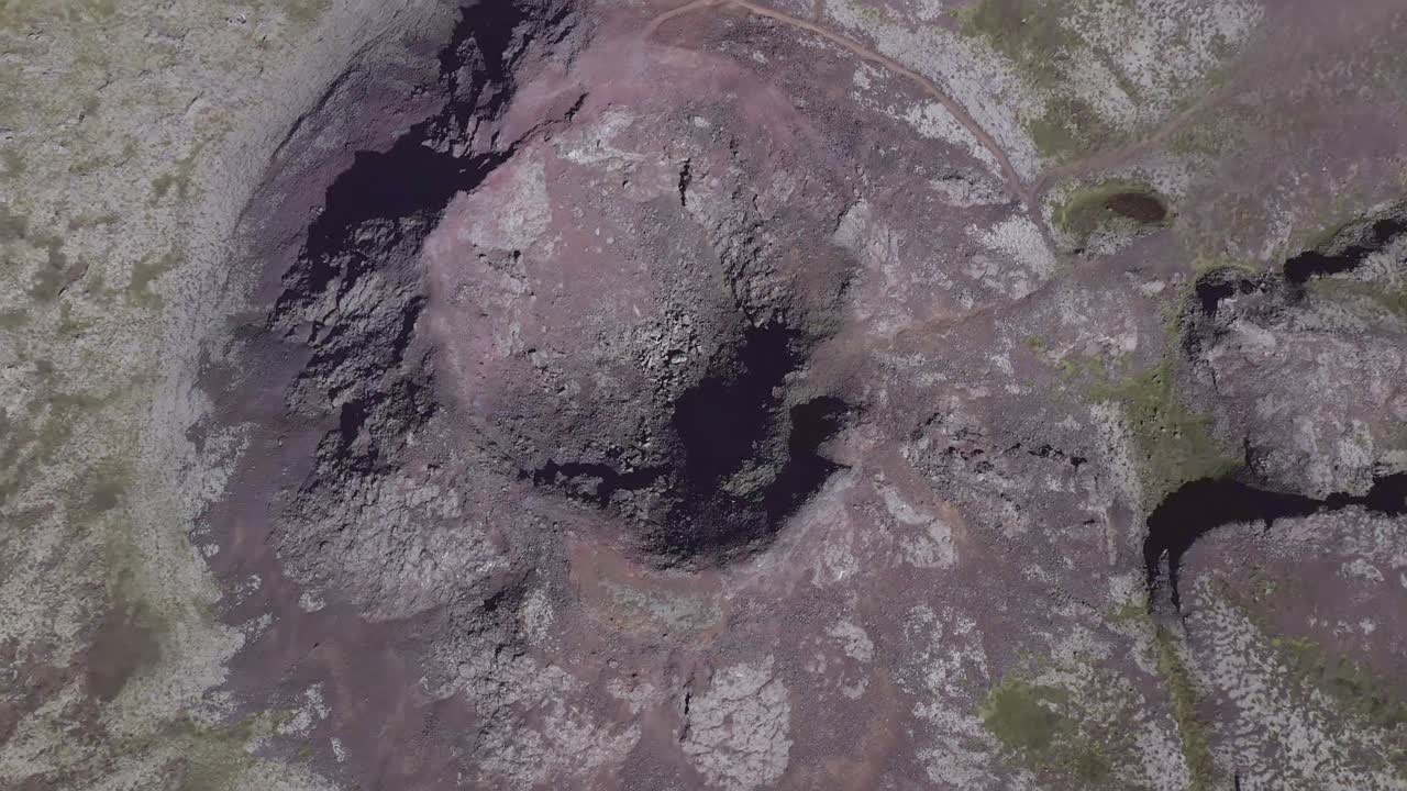 antena directamente sobre el volcán de cono inactivo en la impresionante islandia natural