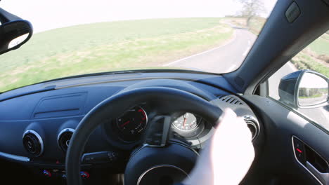 punto de vista de conducir un coche, girando en una carretera rural