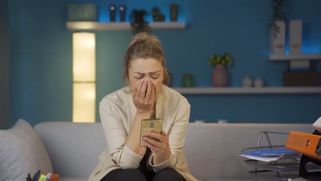 Mujer-Trabajadora-De-Oficina-En-Casa-Recibiendo-Malas-Noticias-Por-Teléfono.