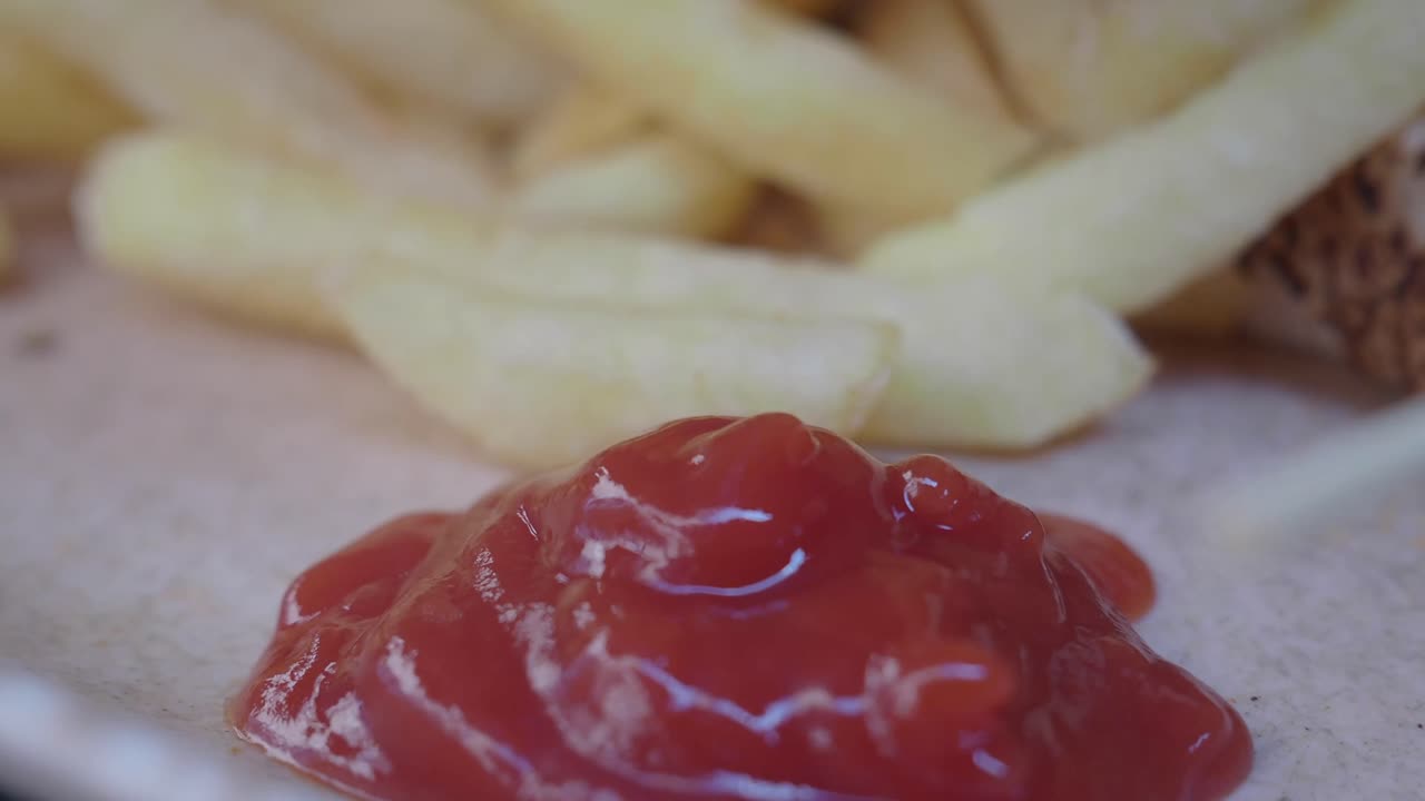 Pommes Frites mit Ketchup und Mayonnaise