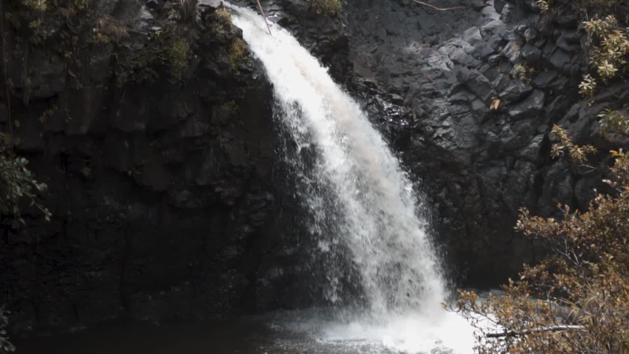 Hawaii-foss med vann som faller fra stor høyde