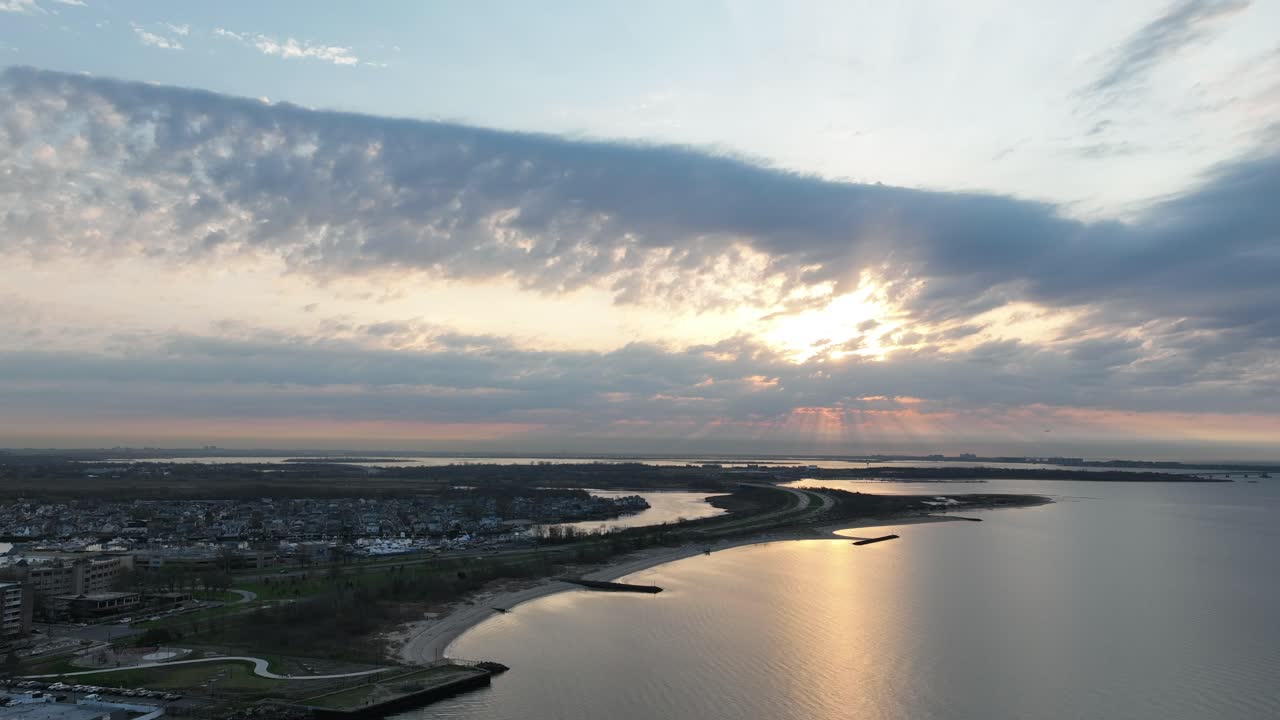 таймлапс с высокого ракурса над заливом овцеголовый во время золотого восхода солнца с лодками, стоящими на якоре в воде