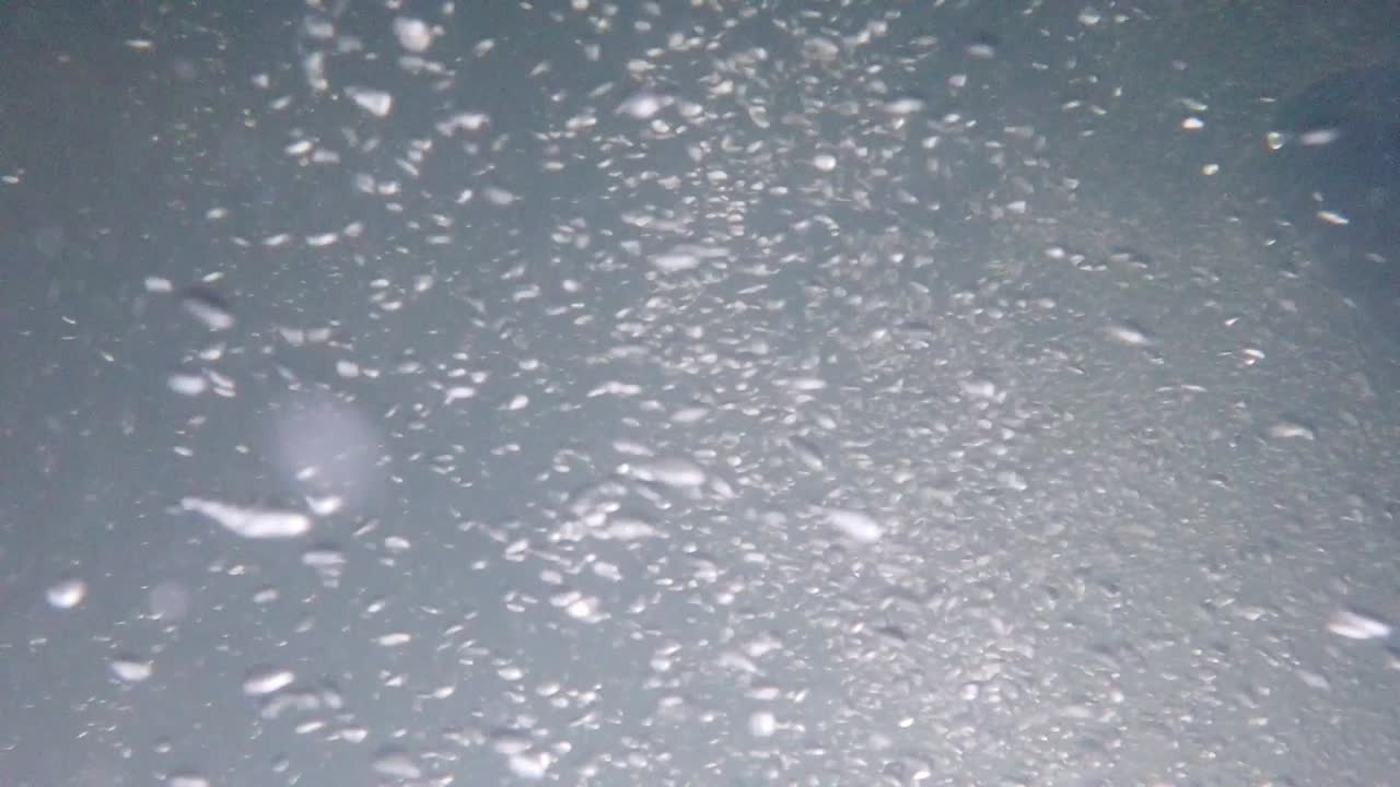 돌진하는 맑은 강에서 놀라운 기포