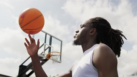 jugador de baloncesto jugando con baloncesto 4k