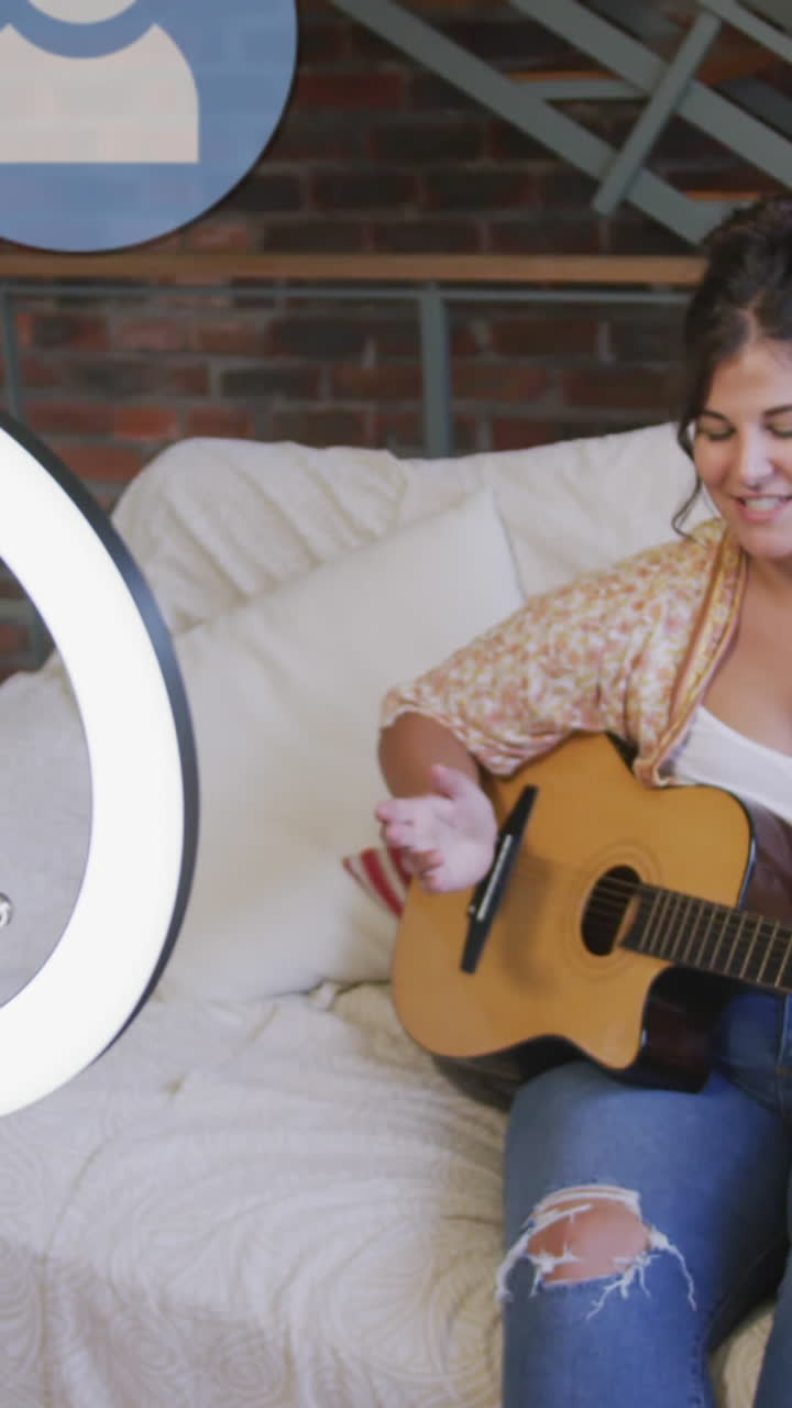 Animazione di icone di persone su vlogger donna che suona la chitarra registrando un vlog a casa.