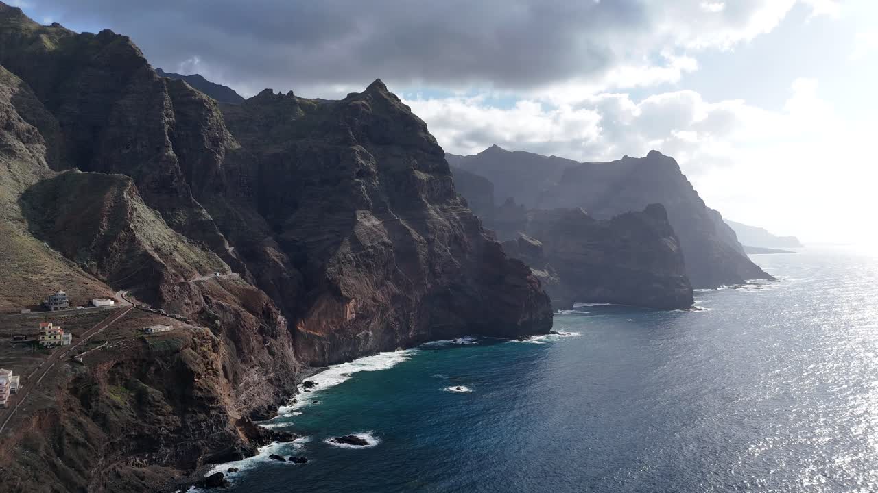 Vuelo cinematográfico de dron a lo largo de los enormes acantilados volcánicos de Ponta do Sol en Santo Antao. Vista aérea de la escarpada costa que se encuentra con el azul profundo del Océano Atlántico en las islas de Cabo Verde.