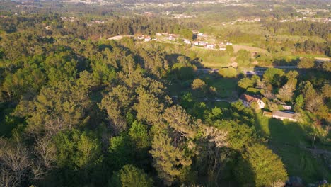 Sonnenlicht-über-Einem-Ländlichen-Dorf-Bei-Sonnenuntergang-In-Der-Nähe-Von-Salvaterra-In-Verona,-Italien