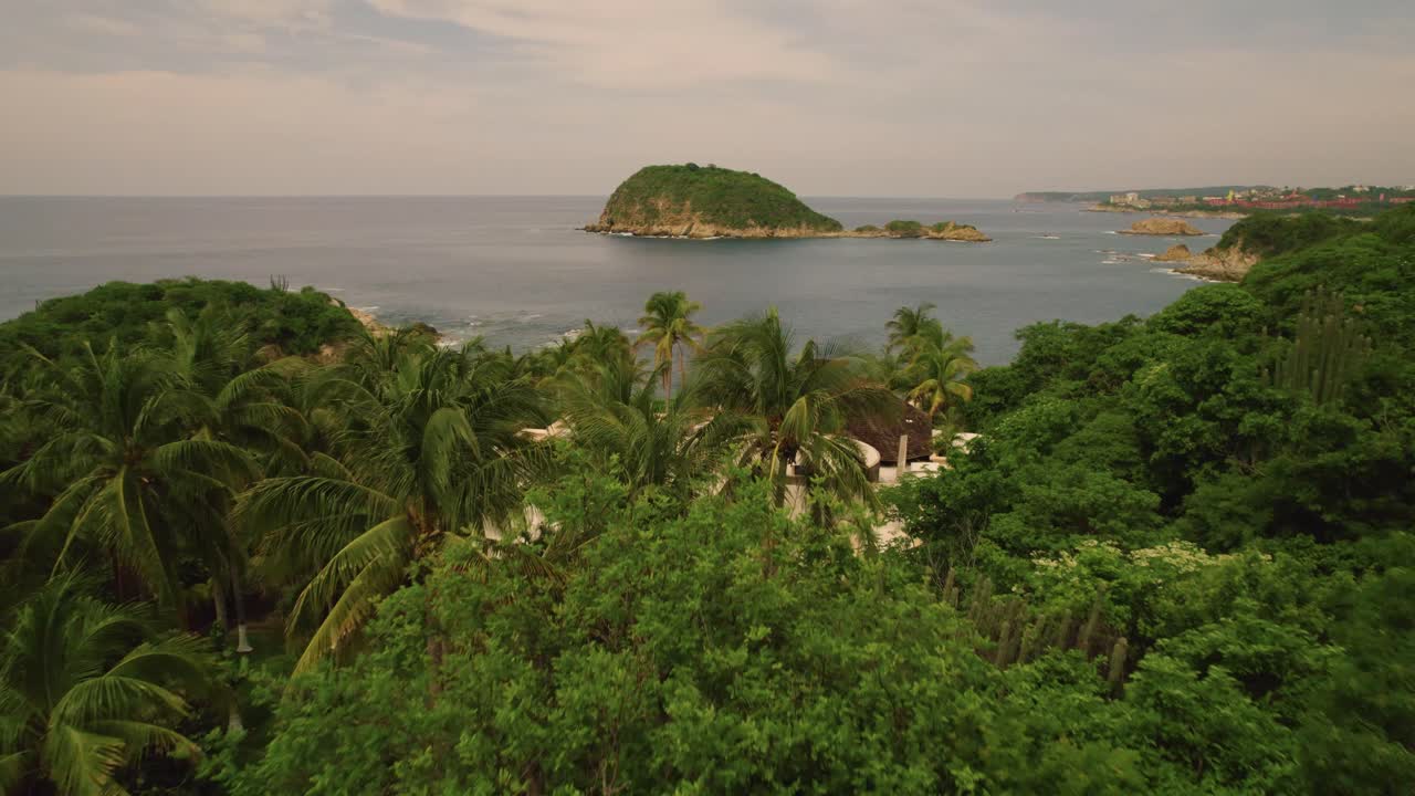 captura aérea del paisaje a lo largo de la fascinante costa en huatulco, méxico