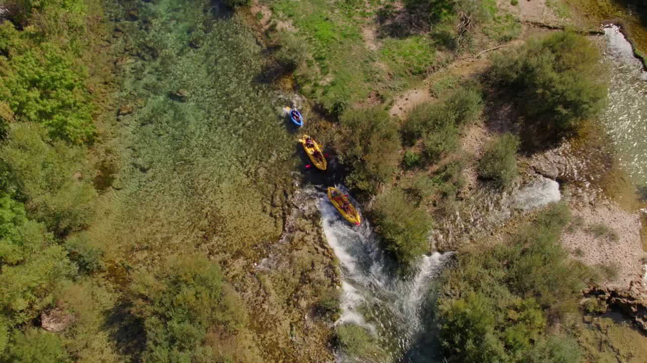 Inquadratura dall'alto di un gruppo di turisti in kayak nel fiume Zrmanja, vista aerea.