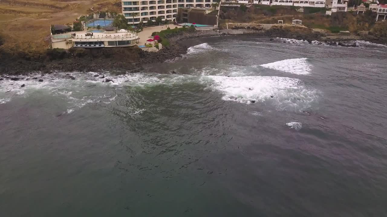 gran hotel con una piscina en las orillas del mar en méxico