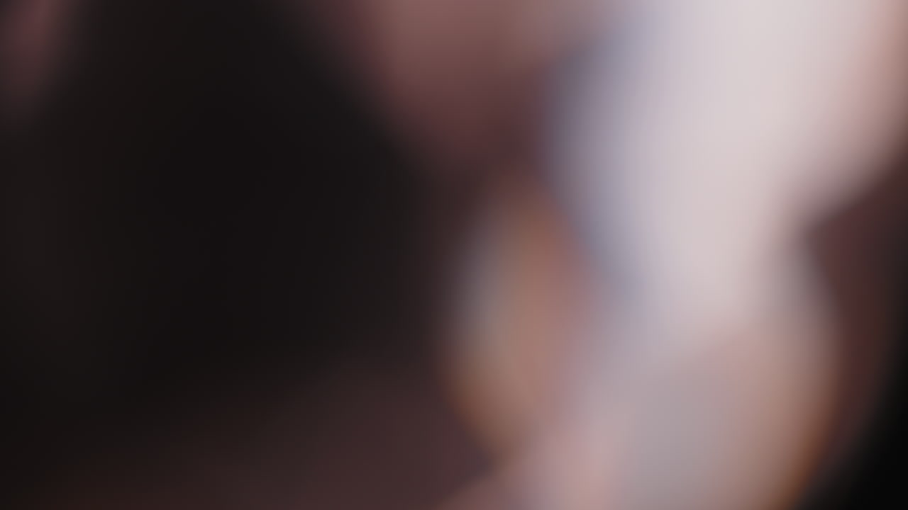Fuoriuscite di luce multicolore, filmato 4K su sfondo nero, sovrapposizioni di bagliori, perdite di luce e scoppi di flare da obiettivo in studio