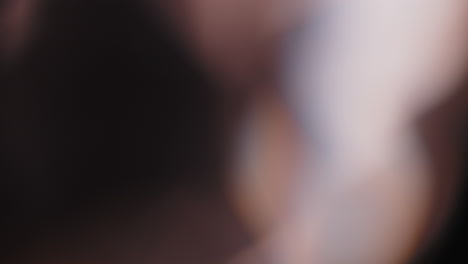 la luz multicolor filtra imágenes de 4k sobre fondo negro, superposiciones de ráfagas de fugas de destellos de estudio de lentes