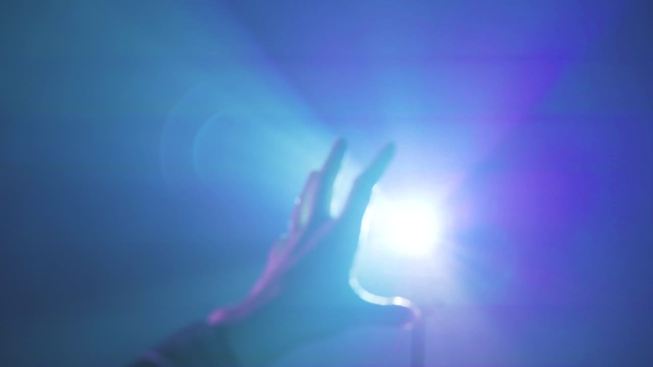 анонимная женщина в vr-очках в неоновом свете