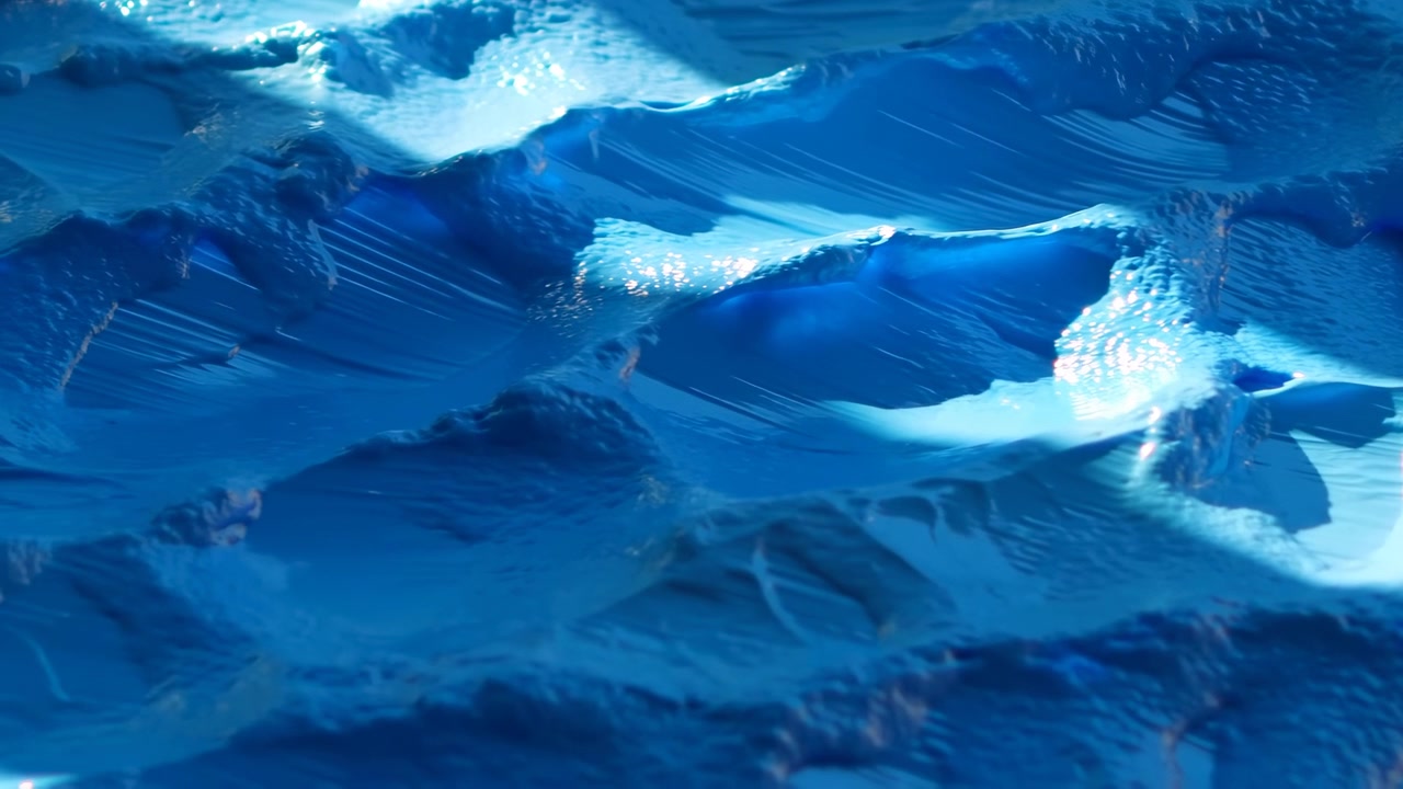 Superficie de gel azul brillante con crestas esculpidas, cimas y valles poco profundos bajo una luz direccional fría, mostrando textura reflectante, contornos suaves y una profundidad moderna abstracta.