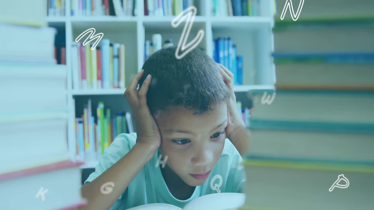 Composizione digitale di lettere dell'alfabeto multiple che fluttuano sullo sfondo di un ragazzo che si copre le orecchie in biblioteca.