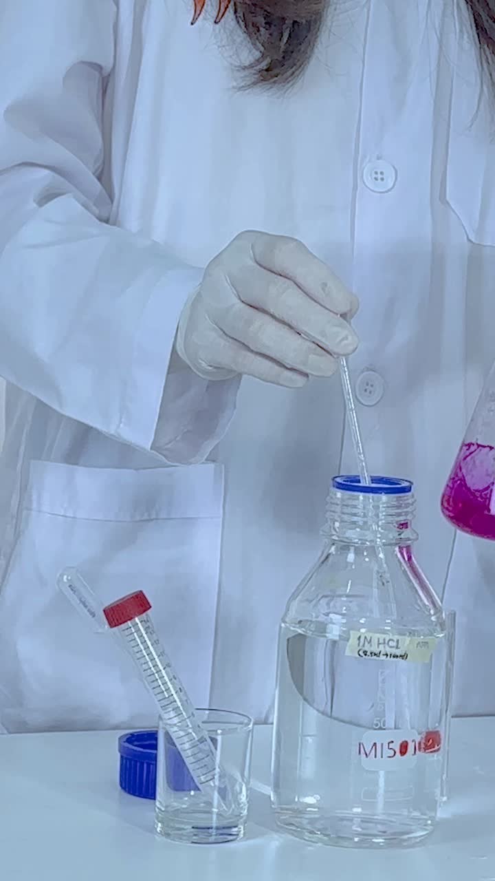 experimento químico con soluciones y pipeta