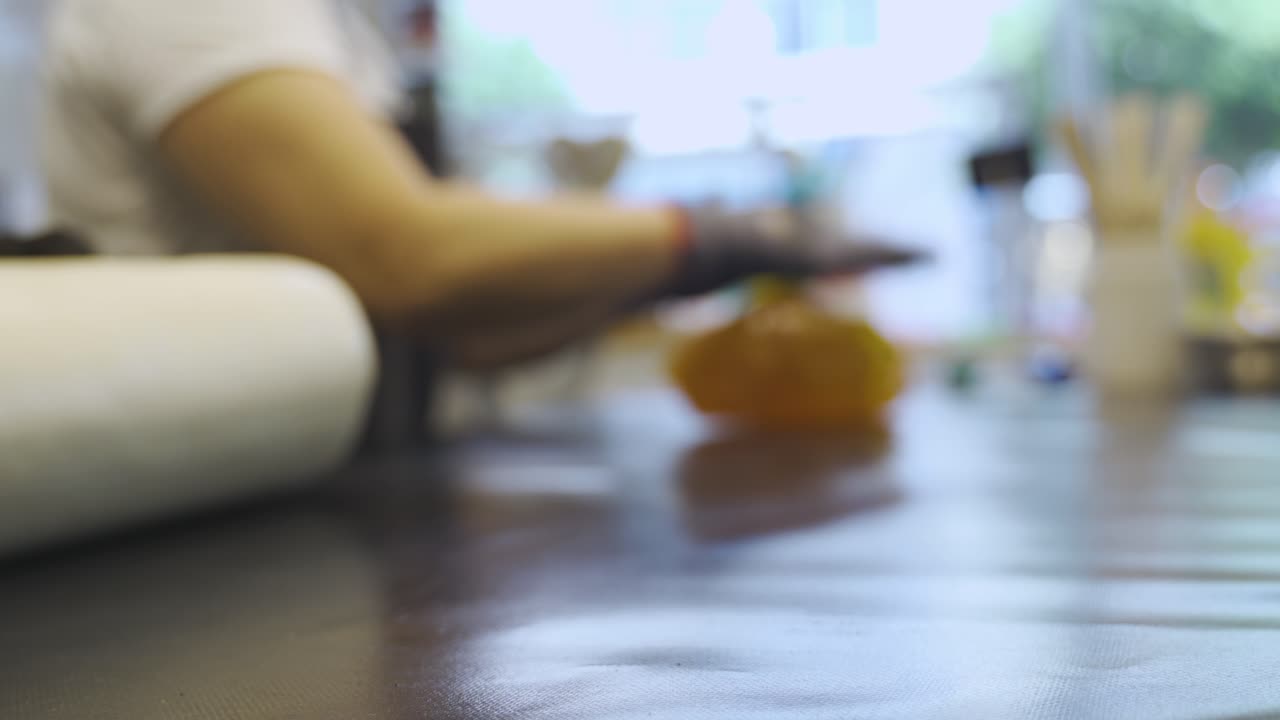 fabricación de dulces, manos rodando revolviendo caramelo