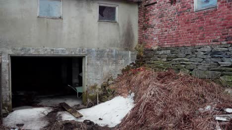 hombre limpiando un viejo sótano de su casa antes de la renovación