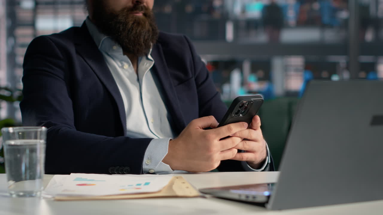 Navegar por apps en el móvil como un hábito adictivo y una distracción en el trabajo de oficina